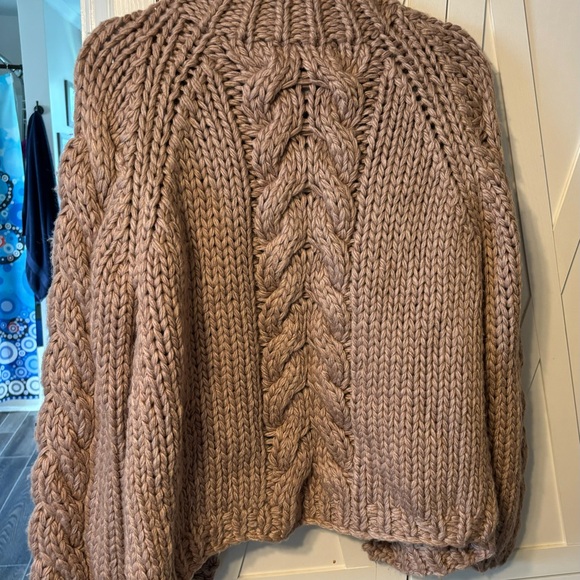 Women’s medium cable knit open front sweater. - Picture 2 of 4